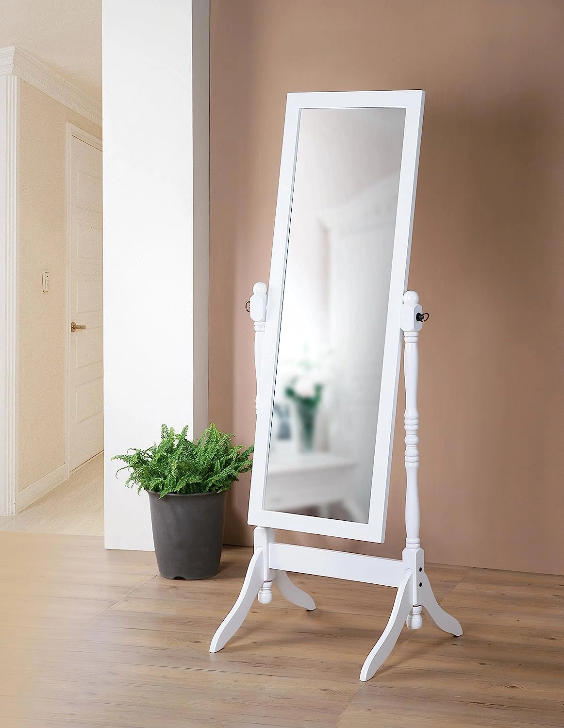 Espejo de pie blanco con marco retorcido: elegancia atemporal para tu habitación.