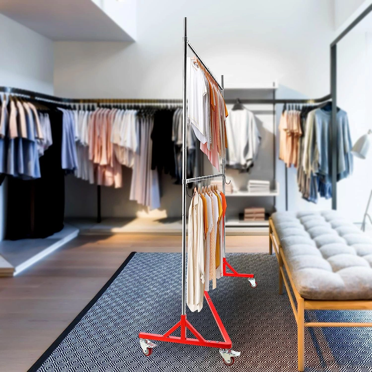 ¡Organiza tu ropa con estilo! Z Rack rodante, ajustable y resistente. ¡Perfecto para tu dormitorio!